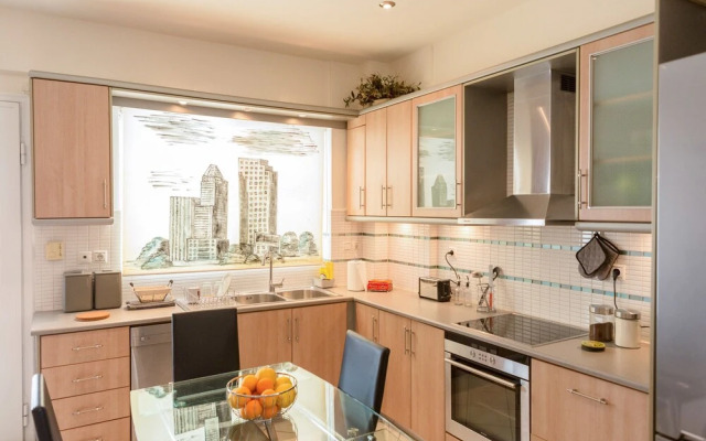 Bright & Spacious two-floor Family Garden Home