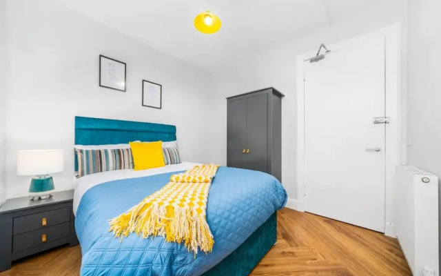 Stylish 4 Bed-town Centre