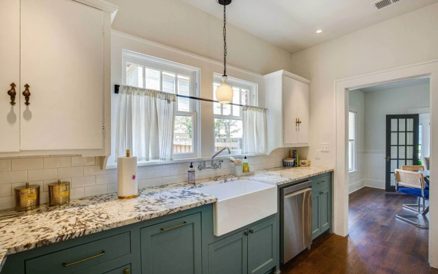 Walk to Bergfeld Park: 1928 Azalea District Home