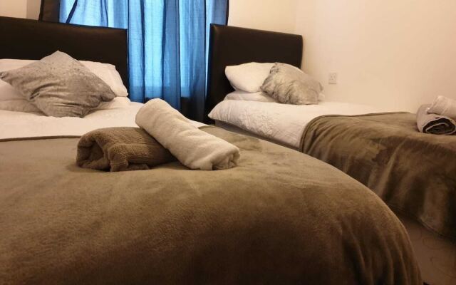 2 Bed Apartment B70 off M6 With Free Parking