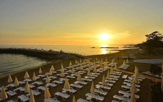 Azura Deluxe Resort & Spa