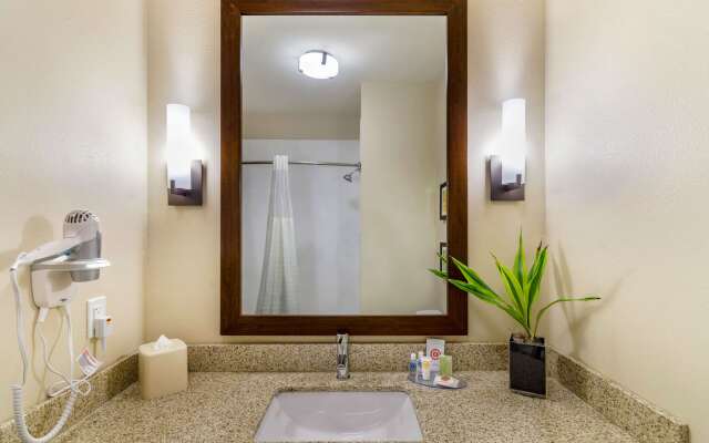 Comfort Inn & Suites Salina North