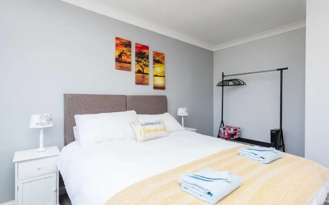 Queens 1 bed Apartment, Close to Town Centre