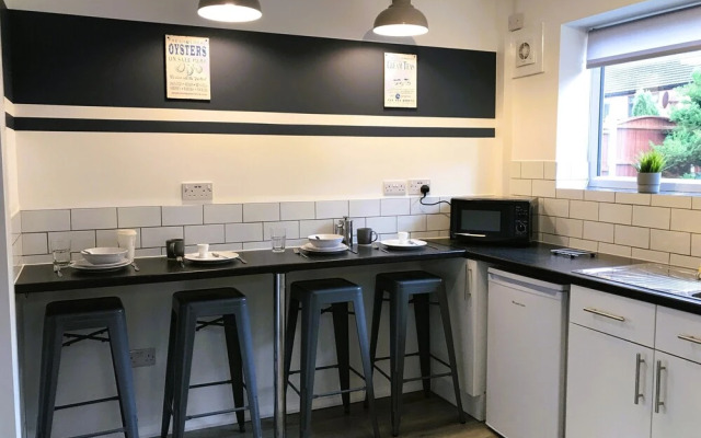 Modern 3-bed House With Parking Bamber Bridge, Preston