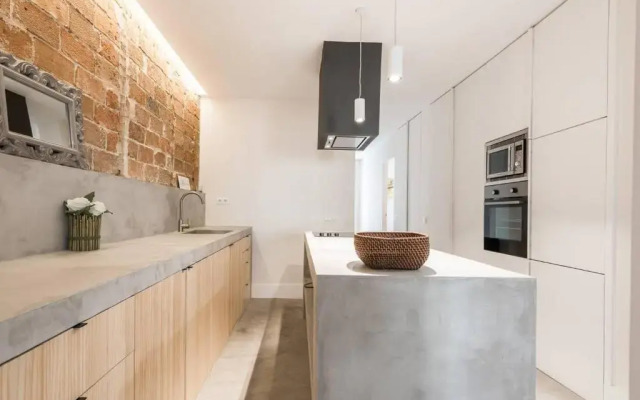 Impressive Apartment in Madrid Center by Batuecas