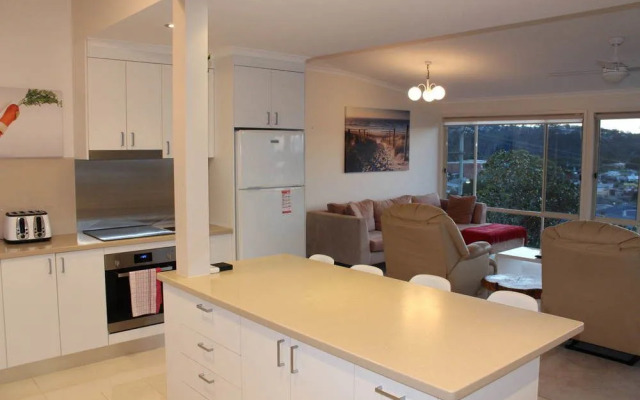 Pacific Heights Holiday Apartments & Munn's Tower House