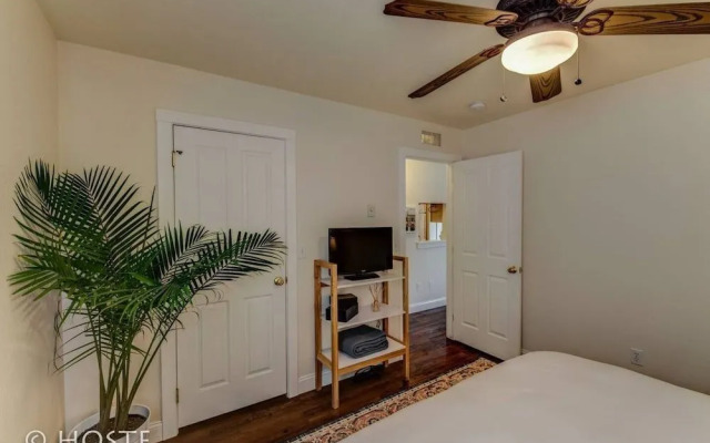 Romantic Getaway King Bed 1min to Restaurants!