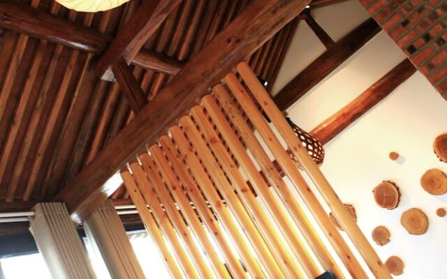 Carpenter's Rustic Courtyard-Great Wall