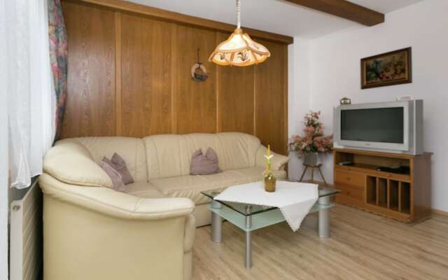 Modern Apartment in Uderns Near Ski Area