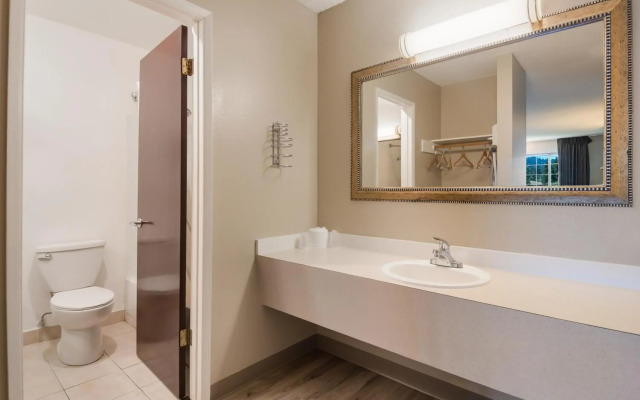 Rodeway Inn & Suites Hwy 217 & 26 W