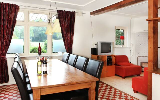 Holiday Home With Roofed Terrace, Barbecue & Garden in Bentelo