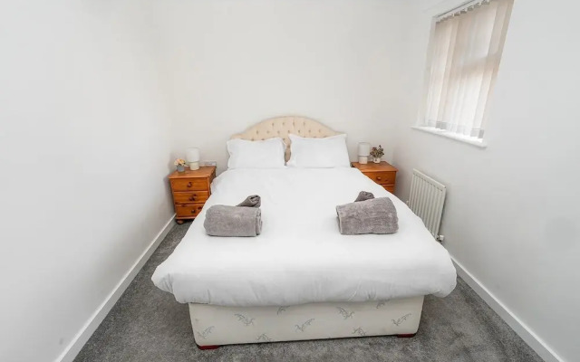 Modern 2-bed Home With Driveway Basingstoke