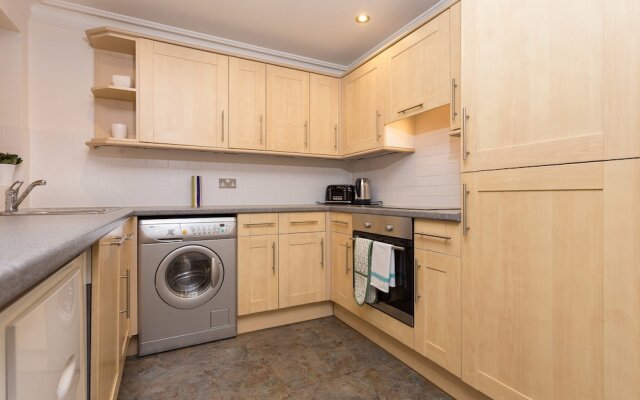 2 Bedroom Flat by Battersea Park