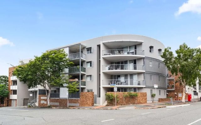Vibrant 2-bed Apartment With Pool and Gym Access
