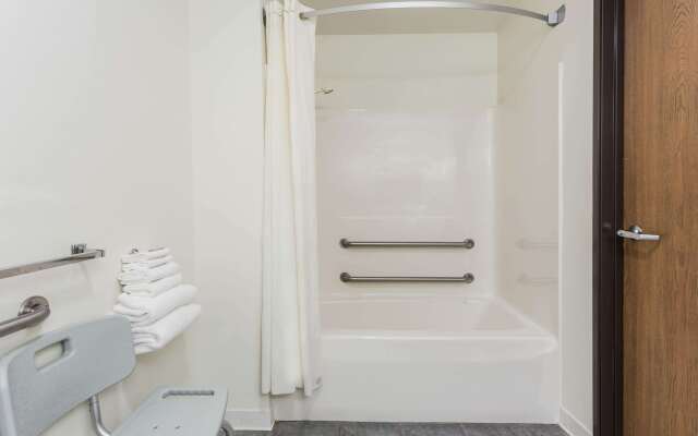 Super 8 by Wyndham Reedsburg