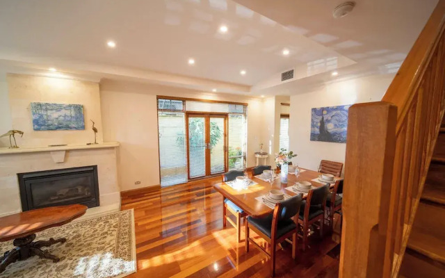 Cozy Home with fireplace 5mins to beach