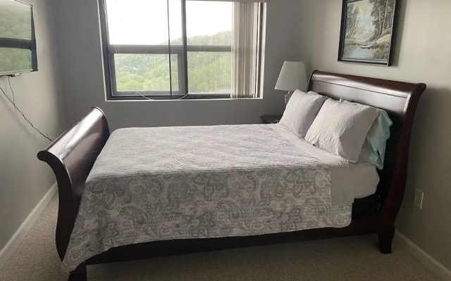 Romantic Getaway 2 Bedroom Condo by Redawning