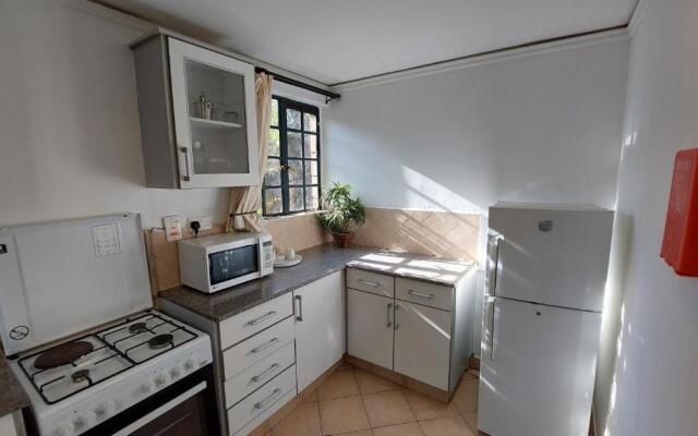 Peaceful, Spacious, Open-plan 2br apartment set in mature garden