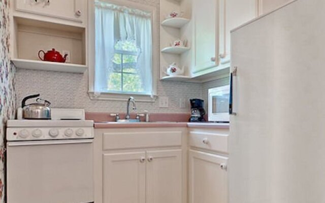 Outdoor Pool and Hot Tub Retreat - Enchanting Luxurious Haven