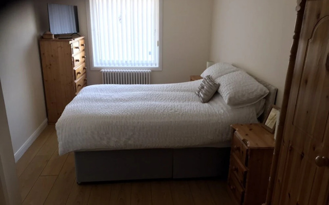 3-bed Apartment - Sleeps 6 - Parking, Wifi, Pets