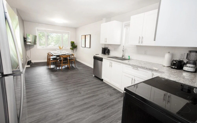 Modern 3BR Unit on Jessie Ave With Insuite Laundry