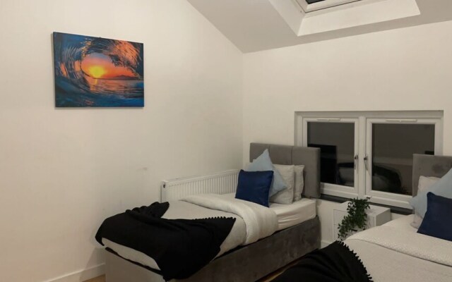 Inviting 2-bed Apartment in Wakefield Charming