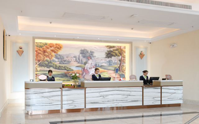 Vienna Hotel (Beihai Weizhou Island Lanqiao seaview shop)