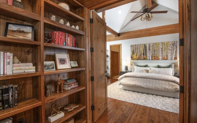 Lupine Residence 5 Bedroom Home by RedAwning