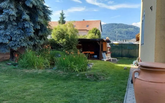 Quiet apartment close to town