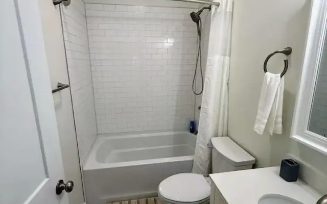 Newly Renovated 2 Bedroom - A Seasoned Superhost