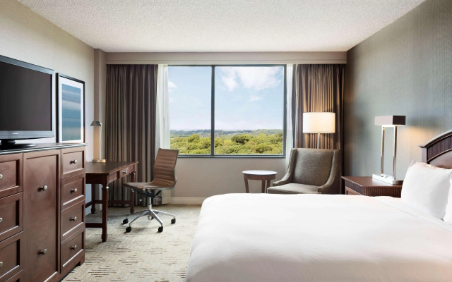 Hilton East Brunswick Hotel & Executive Meeting Center