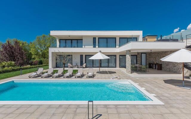 Modern holiday home in Novigrad with swimming pool