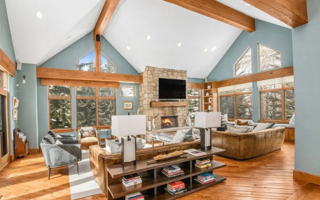 Lupine Residence 5 Bedroom Home by RedAwning