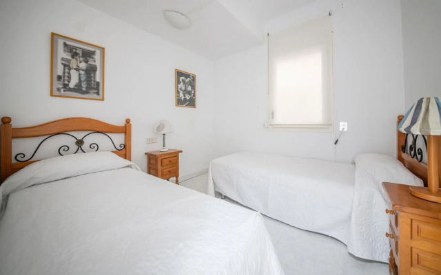 R126 Beachfront Apartment Sant Salvador