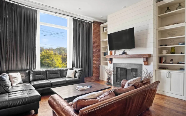 Modern Knoxville Gem: Near Campus & Eateries!