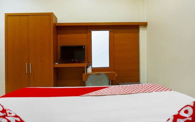 OYO Flagship 91245 Rika Hotel Makassar