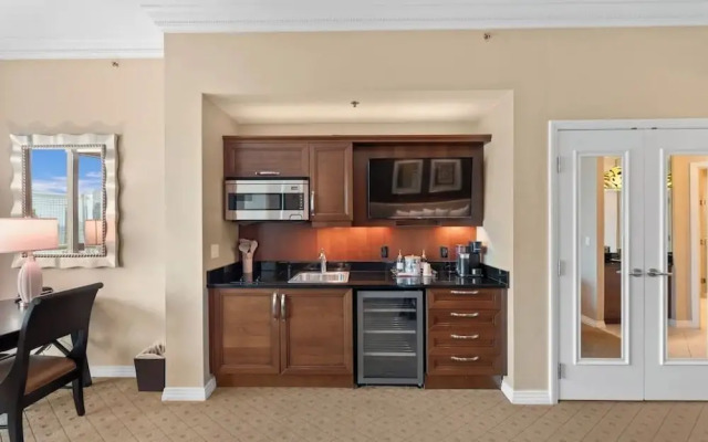 Premium Suite w/balcony at The Signature