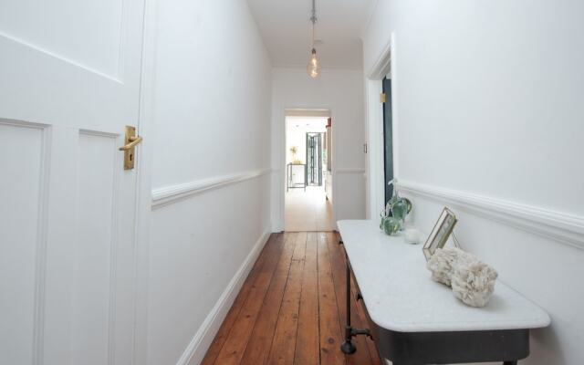 Stunning one Bedroom Flat With Large Terrace in Chiswick by Underthedoormat