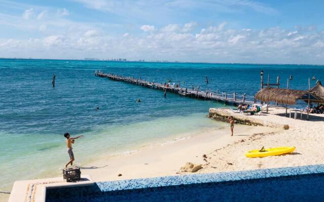Maria's Kan Kin with Private Beach