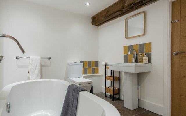 The Warehouse Loft - Trendy Converted Warehouse 3BDR