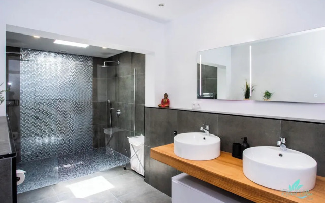 Gorgeous Newly Renovated 4-bedroom Villa!