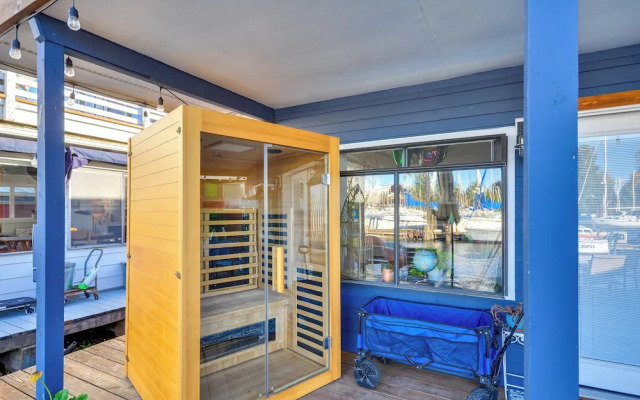 Portland Floating Home Getaway w/ Sauna!