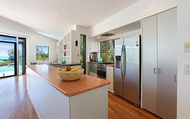 Barefoot Bungalow - Castaways Beach