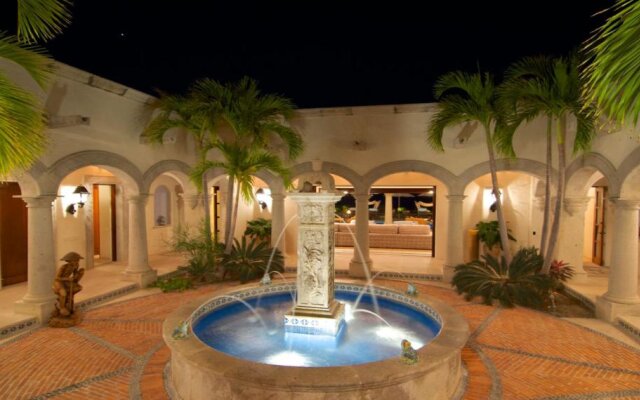 Expansive Villa with Grand Pool Patio, 16-Person Jacuzzi and Perfect for Large Groups