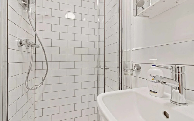 Refined, Light 1 Bed Apt w Balcony in Brixton