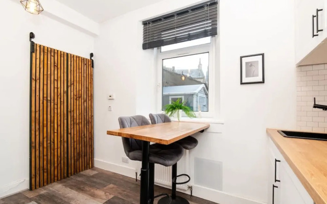 1 Bedroom Apartment-free Parking