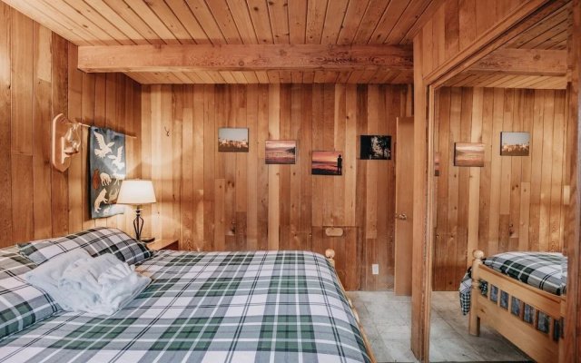 53mbr - Hot Tub - Wi-fi - Sleeps 6 1 Bedroom Home by RedAwning