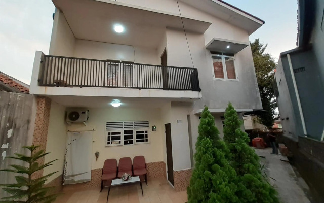 Spot On 3988 Kost Carmelia Baranangsiang Syariah