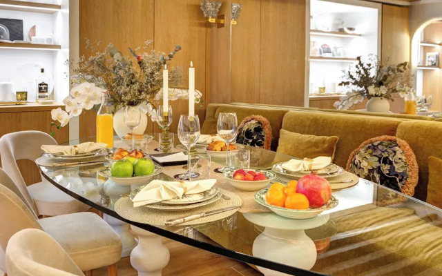 Champs Elysees AC Luxe with Terrace