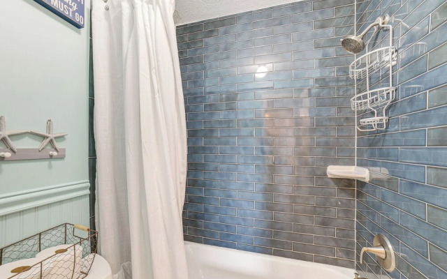 1/4 Mi to Seawall: Relaxing Galveston Condo!